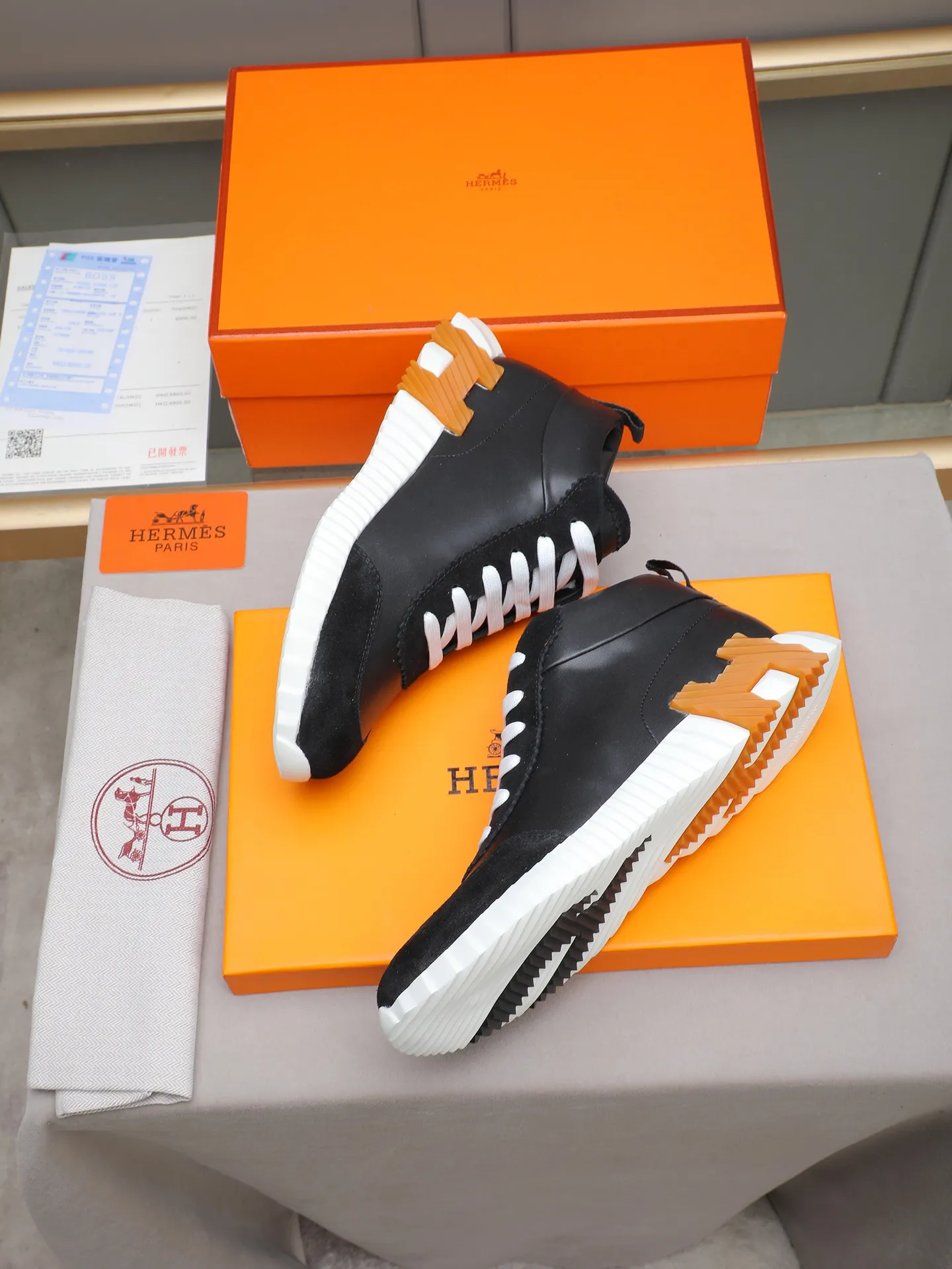 PPP460 (Hermes high-top men's shoes)🆕Men's sports shoes, decorated with textured calfskin details. Spliced ​​with original cowhide, this shoe draws inspiration from the equestrian world, integrating technical details and practical functions. Breathable sheep lining, original combination outsole, high-end quality, and every detail is perfectly combined! Size: 38-44 (45 can be customized)